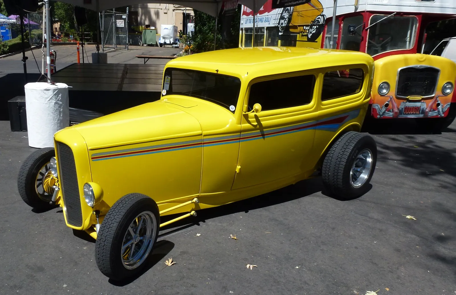 /img/48471-mellow-yellow-diecast-car-7.webp