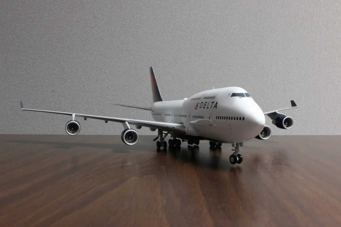 /img/48562-diecast-airplane-cleaning.webp