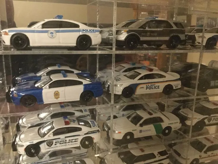 48630 modern pursuit vehicle diecast