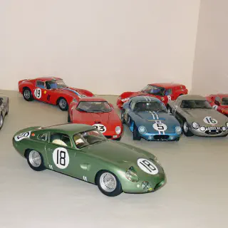 /img/48654-diecast-car-display.webp