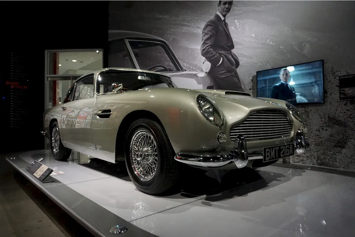 48713 toyota 2000gt diecast