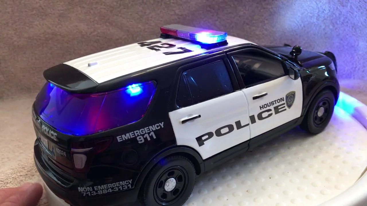 48756 small diecast police car 5