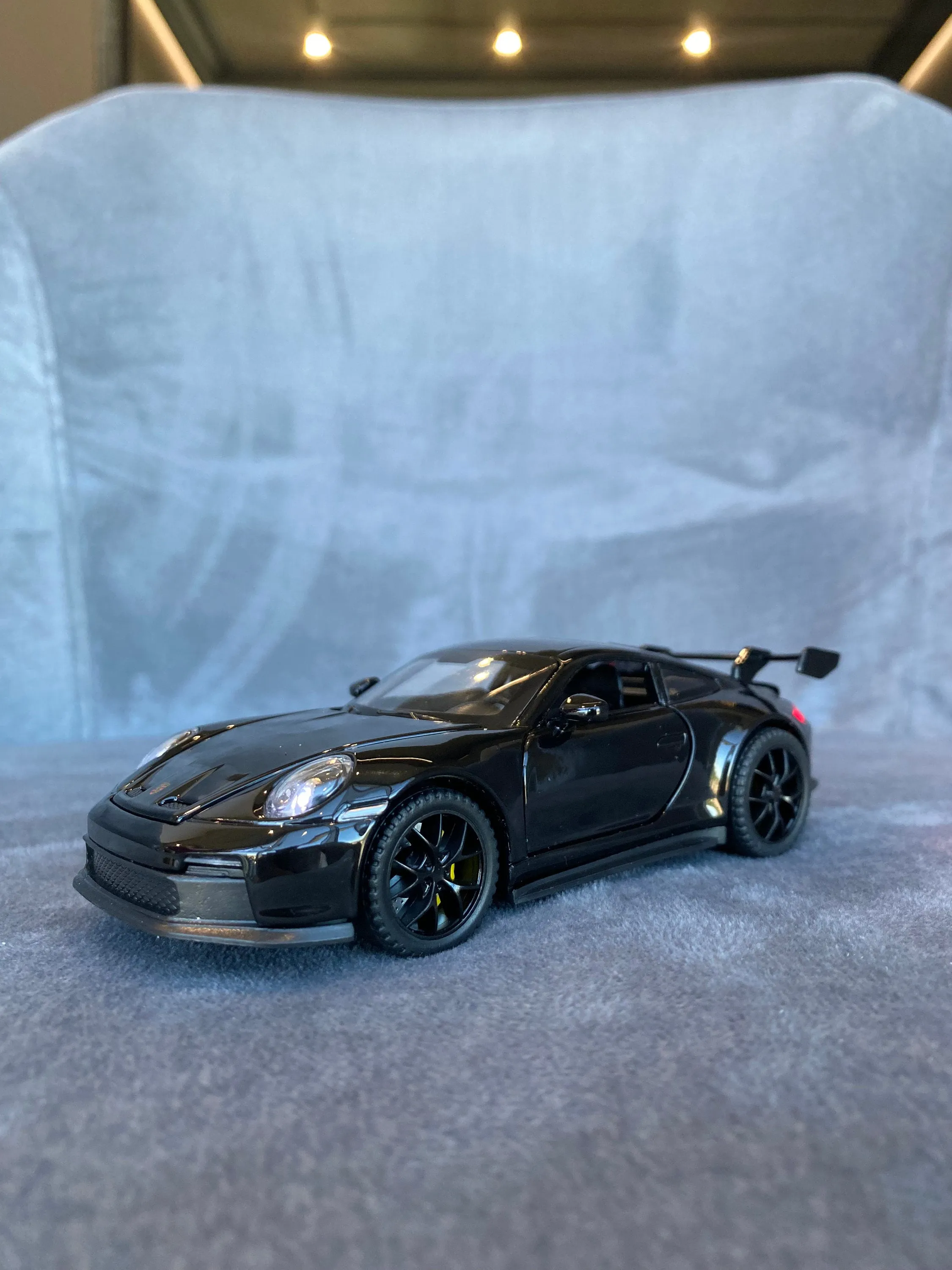 48759 porsche 911 gts diecast 5