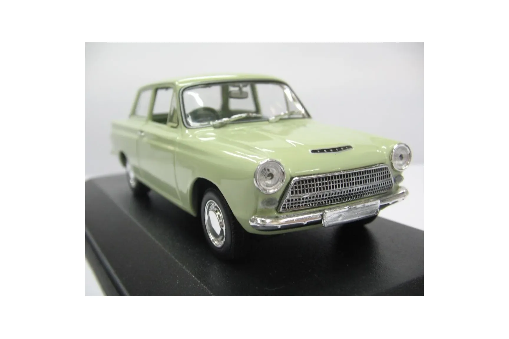48769 dinky toys ford cortina